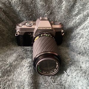 Vintage pentax cam w zoom and macro mode